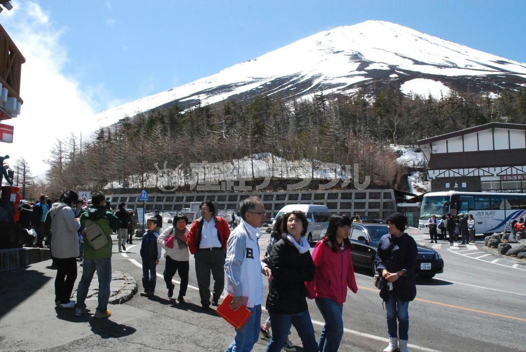 観光客でにぎわう富士山５合目。ツアー客や外国人の姿も目立つ＝山梨県富士河口湖町