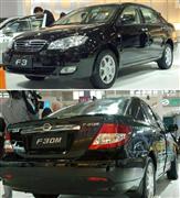 前部がトヨタ自動車の「カローラ」、後部がホンダの「フィット」を模倣したとされる中国産の乗用車