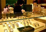 首都圏の百貨店の高級時計売り場では、５０万円を超える商品が好調に売れている