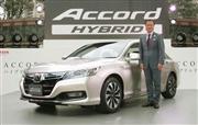 ハイブリッド仕様になった新型アコードを発表するホンダの伊東孝紳社長＝２０日、東京都渋谷区