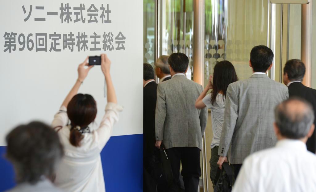 総会の会場に入るソニーの株主ら＝２０日午前、東京都港区