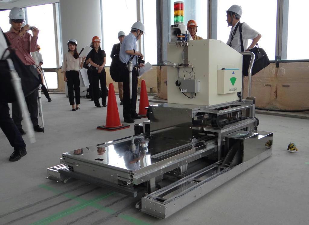 「虎ノ門ヒルズ」の建設現場に導入している資材搬送ロボット＝２１日、東京都港区