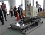 「虎ノ門ヒルズ」の建設現場に導入している資材搬送ロボット＝２１日、東京都港区