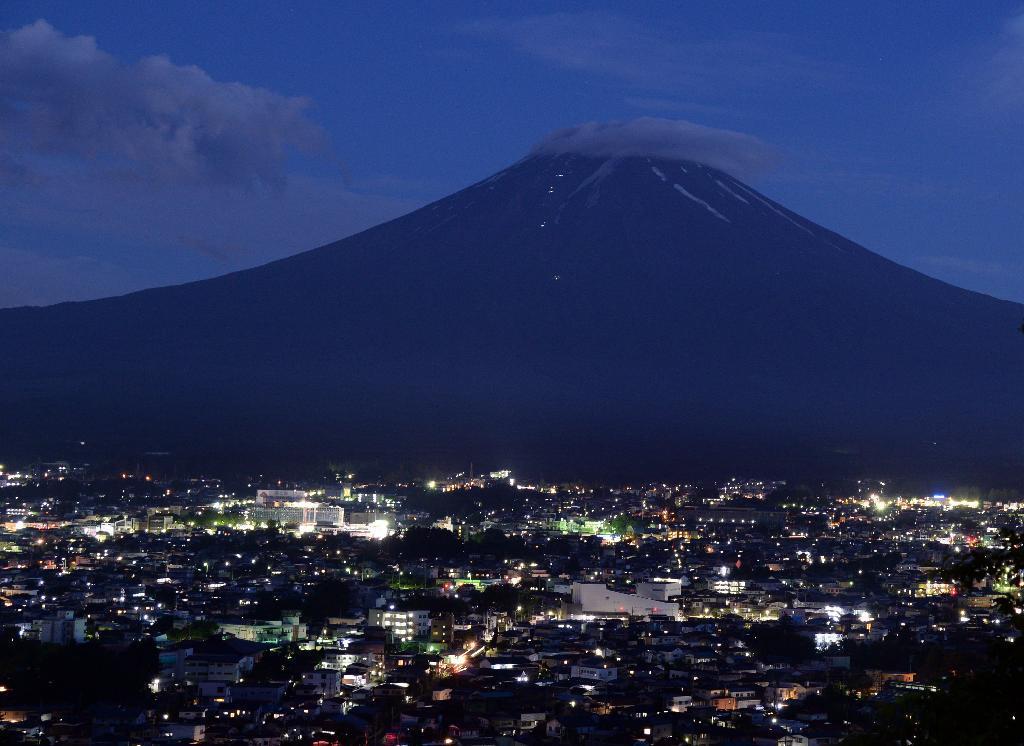 世界遺産登録が決定した富士山の夜景＝２２日夜、山梨県富士吉田市（鴨川一也撮影）