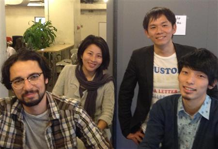 槌屋詩野さん（後列左）ら