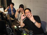 自分の給料を自ら決めるチャットワークアカデミー。会社の頭文字を手で示す加藤社長（右）ら、オフィスは明るい雰囲気＝大阪市