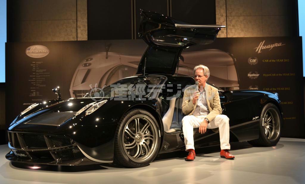 スポーツカー「ウアイラ」とオラチオ・パガーニ氏＝２４日、東京都千代田区