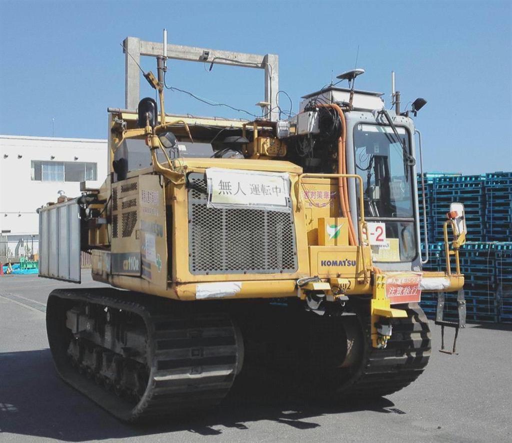 ＧＰＳアンテナや監視用カメラなどを付けて改造したダンプカー。無人の自動運転が可能で、福島第１原発から発生した高線量のがれきの運搬で活躍している（鹿島提供）