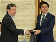 政府税制調査会で安倍晋三首相（右）から諮問を受ける東大教授の中里実会長＝２４日、首相官邸