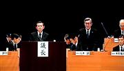 株主総会で株主に説明する八木誠社長（右から３人目）＝２６日午前（頼光和弘撮影）