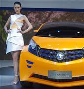 日産が中国のみ展開する「ヴェヌーシア」。1世代前のプラットフォーム（車台）を使い、低価格で販売している＝上海モーターショー（飯田耕司撮影）