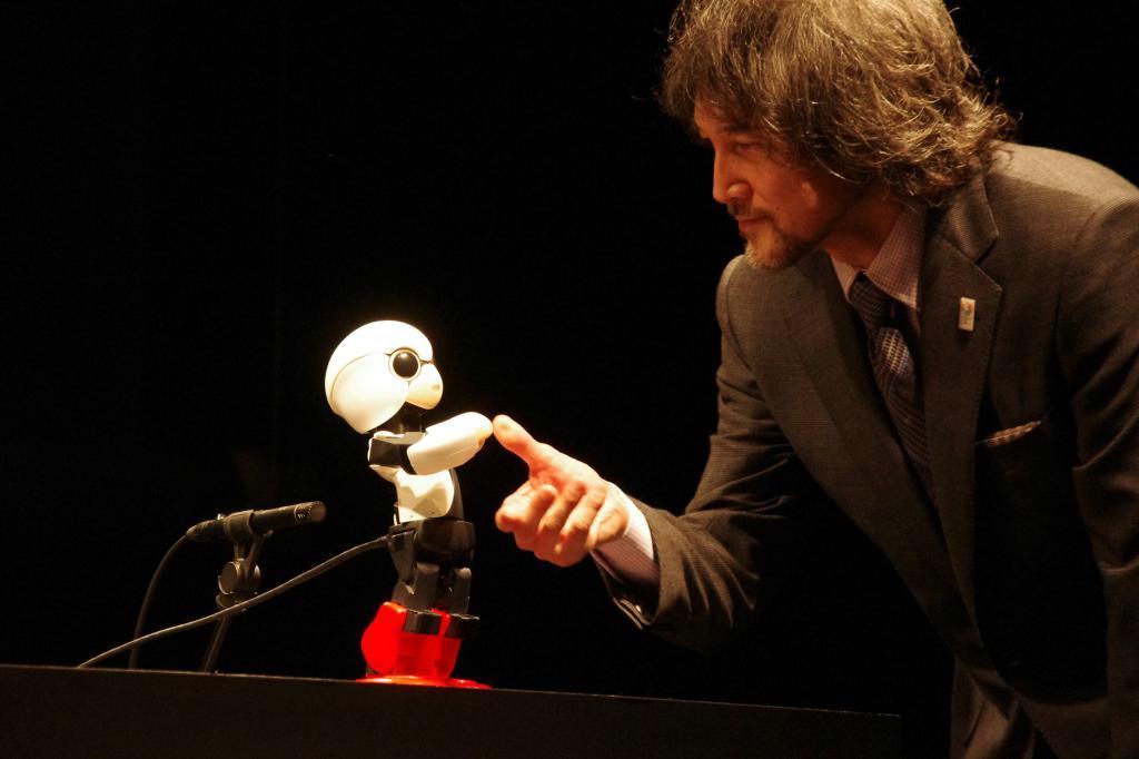 会話機能に加え、うなずく、握手などの動作もできるロボット飛行士「ＫＩＲＯＢＯ」＝２６日、東京都豊島区
