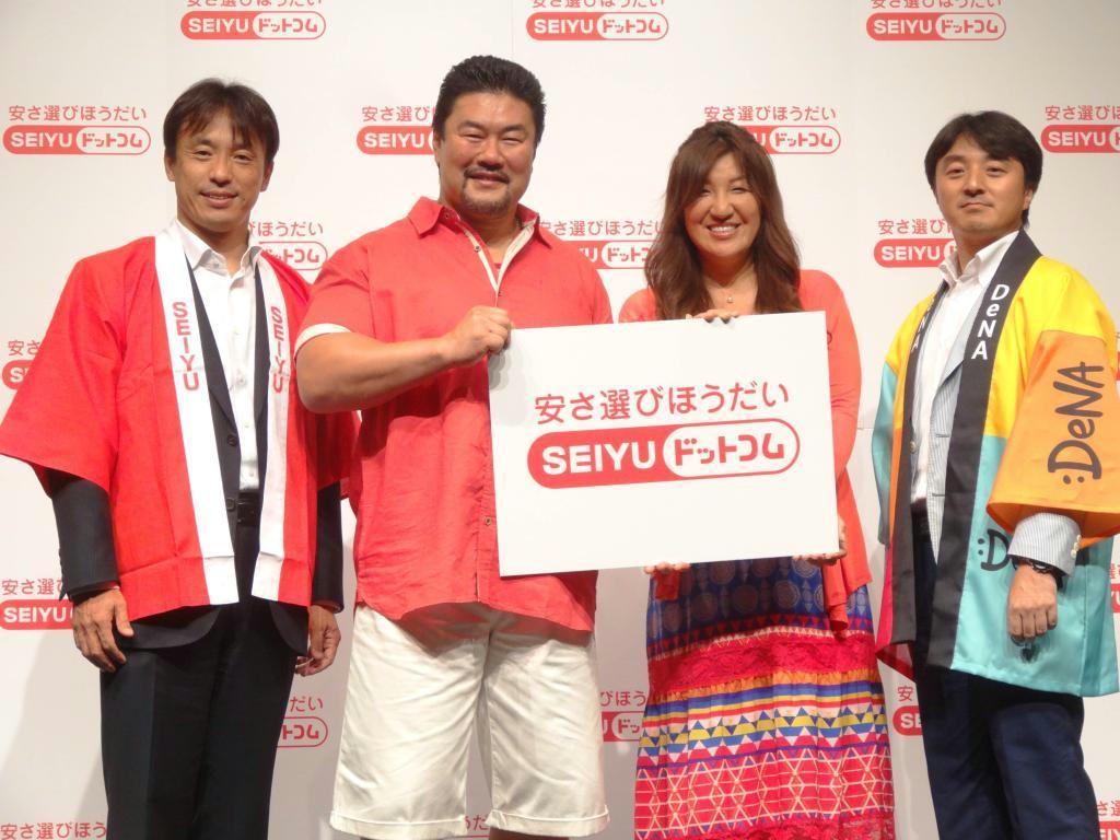 西友の新サービスをアピールするプロレスラーの佐々木健介さん（左から２人目）と妻の北斗晶さん（同３人目）＝２７日、東京都港区