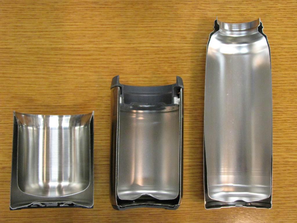 二重構造のステンレス製ボトルの断面。１９８５年製（左）、２０００年製（中央）、１３年製（右）を並べるとステンレス板の薄さが一目で分かる