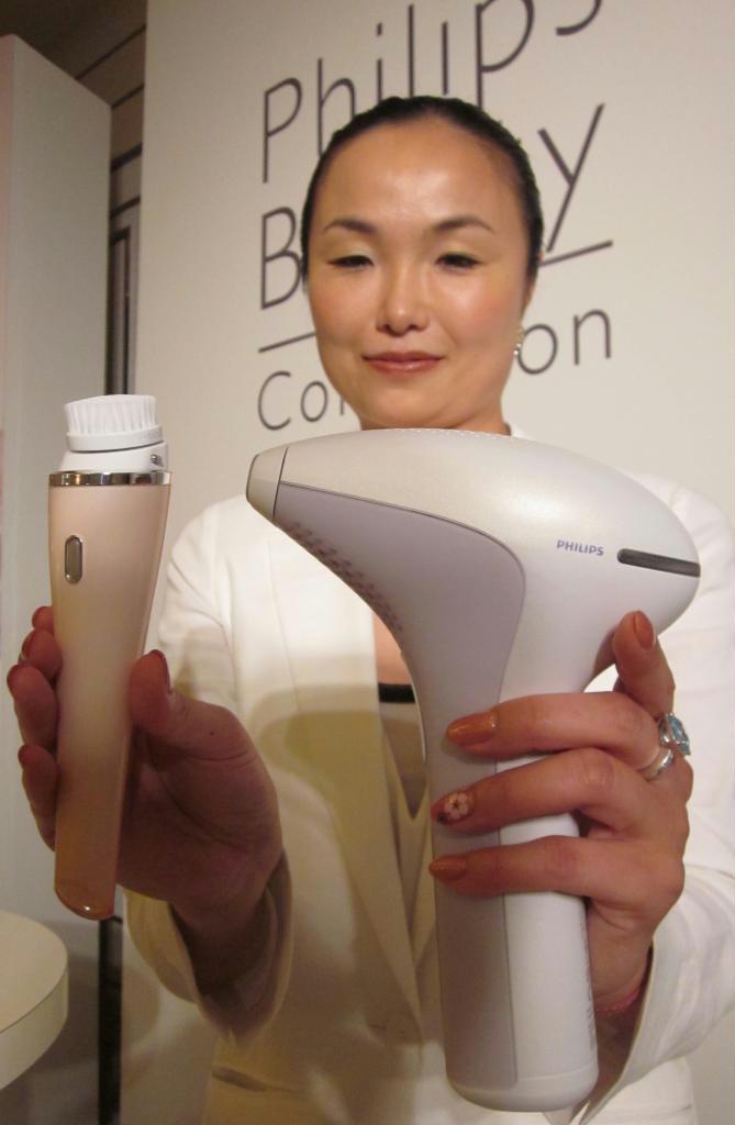 フィリップスが発売する電動洗顔ブラシ「ビザピュア」（左）と光美容器「ルメア」＝東京都渋谷区