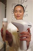 フィリップスが発売する電動洗顔ブラシ「ビザピュア」（左）と光美容器「ルメア」＝東京都渋谷区