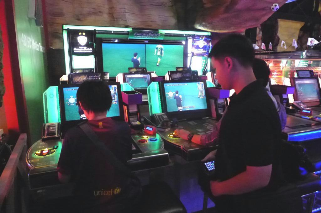 ジャカルタの高級モール内にあるゲームセンター。ゲーム機は日本から輸入したものとみられ、画面表示は日本語のままだ＝上野太郎撮影