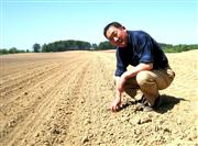 広大な岩木農場を巡回する黄金崎農場の佐々木君夫社長＝６月中旬、青森県弘前市