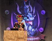 人気ゲーム「パズル＆ドラゴンズ」のイベントでステージに立つ、プロデューサーの山本大介氏