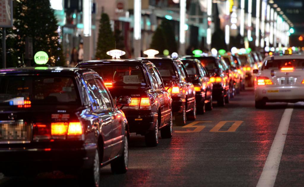 列をなす乗車待ちのタクシー。企業業績の回復に伴い、経費も復調してきた＝東京・銀座