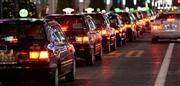 列をなす乗車待ちのタクシー。企業業績の回復に伴い、経費も復調してきた＝東京・銀座