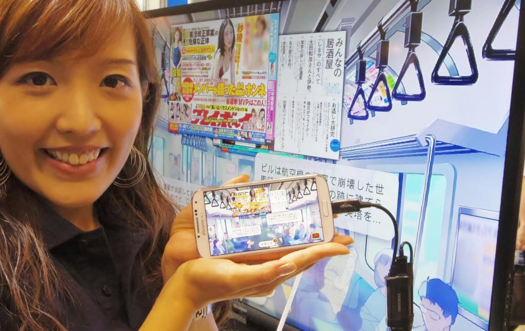 凸版印刷が開発中のスマホ向けアプリ。電車内の中吊り広告を見る感覚で雑誌記事を選べる＝３日、東京都江東区の東京ビッグサイト