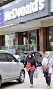 ジャカルタにある米外食大手マクドナルドの店舗。近年はＡＳＥＡＮ各国からもフランチャイズ方式によるインドネシアへのブランド進出が相次ぐ（長谷川周人撮影）