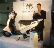 テラモーターズの電動バイク「Ａ４０００ｉ」。徳重徹社長がスマートフォンとつながる機能をアピールした＝１０日、東京都江東区