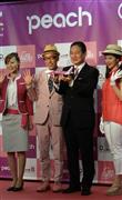 フォトセッションに応じるピーチの井上慎一ＣＥＯ（右から２人目）