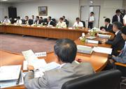 再生医療の産業化をめぐる検討会議の初会合に臨む委員ら＝１０日、経済産業省