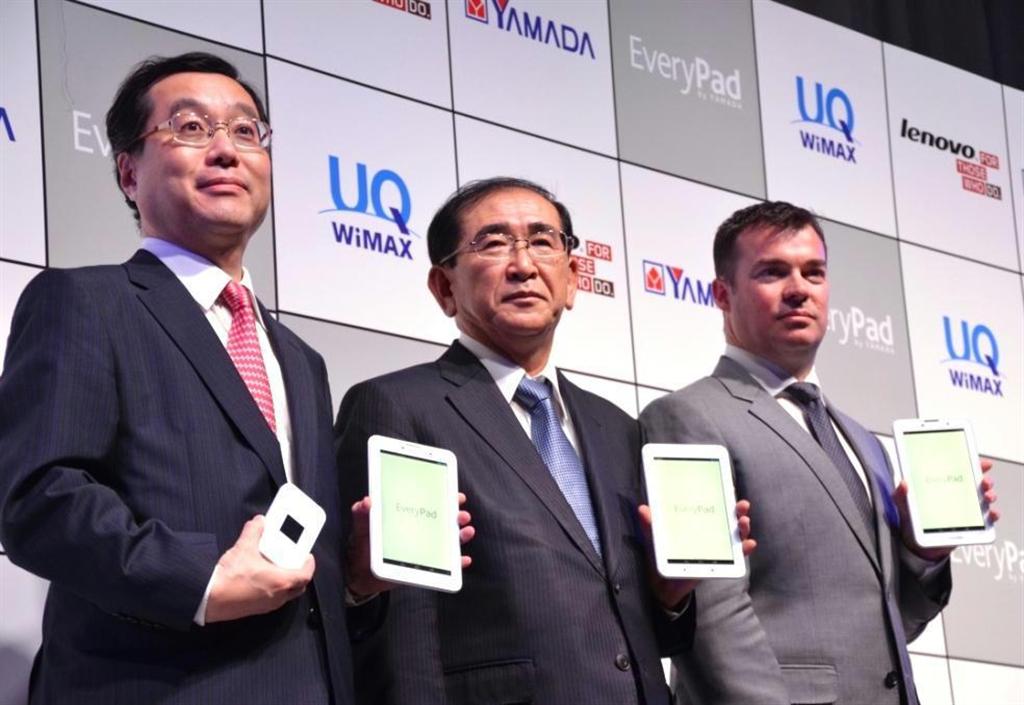 タブレット端末をアピールする（左から）ＵＱコミュニケーションズの野坂章雄社長、ヤマダ電機の一宮忠男副社長、レノボ・ジャパンのロードリック・ラピン社長＝１１日、東京・秋葉原
