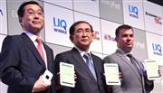 タブレット端末をアピールする（左から）ＵＱコミュニケーションズの野坂章雄社長、ヤマダ電機の一宮忠男副社長、レノボ・ジャパンのロードリック・ラピン社長＝１１日、東京・秋葉原