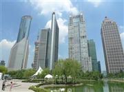 日系企業も多数く入居する上海市内の高層オフィスビル群。華やかな外観とは裏腹に、中国の「労働契約法」の規定で事実上、人事権を行使できずに経営麻痺に陥った日系企業が続発している＝７月９日、中国（河崎真澄撮影）