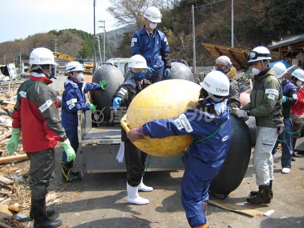 震災直後から被災地ではがれき撤去などのボランティアに多くの学生が参加した＝２０１１（平成２３）年４月３０日、宮城県気仙沼市（日本財団撮影）