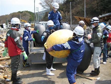 震災直後から被災地ではがれき撤去などのボランティアに多くの学生が参加した＝２０１１（平成２３）年４月３０日、宮城県気仙沼市（日本財団撮影）