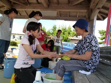 仮設住宅での足湯ボランティア活動。被災地では今なお多用なボランティア活動が必要とされている＝２０１２（平成２４）年９月１６日、宮城県気仙沼市（日本財団撮影）