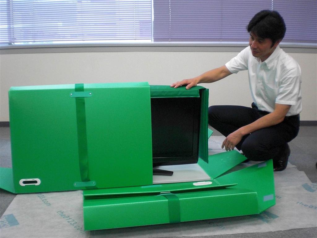 アートコーポレーションの業務提案制度によって生まれた「エコ楽ボックステレビケース」。薄型テレビの大きさに応じて伸縮可能で、安定感がある■■キャプション■■アートコーポレーションの業務提案制度によって生まれた「エコ楽ボックステレビケース」。大きさを調整できるので、どんな画面サイズのテレビにも対応できる