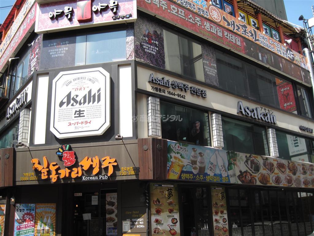 韓国ソウル市内にある韓国資本の日本食レストラン。高い人気を誇る日本のビールの看板を掲げている（ジェトロソウル事務所提供）