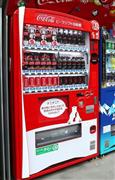 日中の冷却運転を停止しながら冷温に保った飲料を供給できるピークシフト自販機