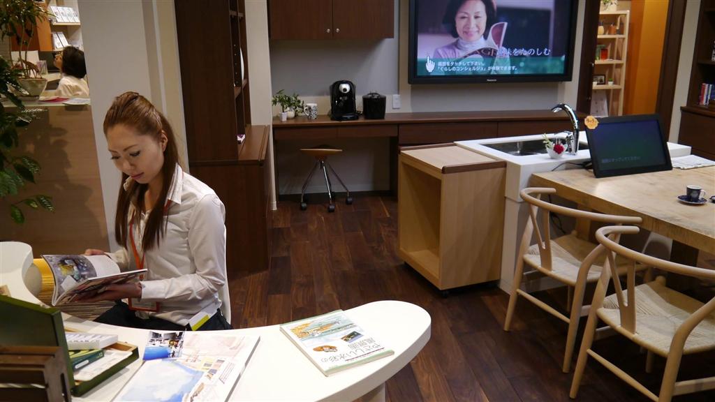 積水ハウスの研究開発拠点「住ムフムラボ」には、夫婦２人暮らしの提案コーナーを設置。ダイニングのそばに趣味を楽しめるそれぞれのスペースを設け、夫婦の心地よい距離感を表現した＝大阪市北区（田村慶子撮影）