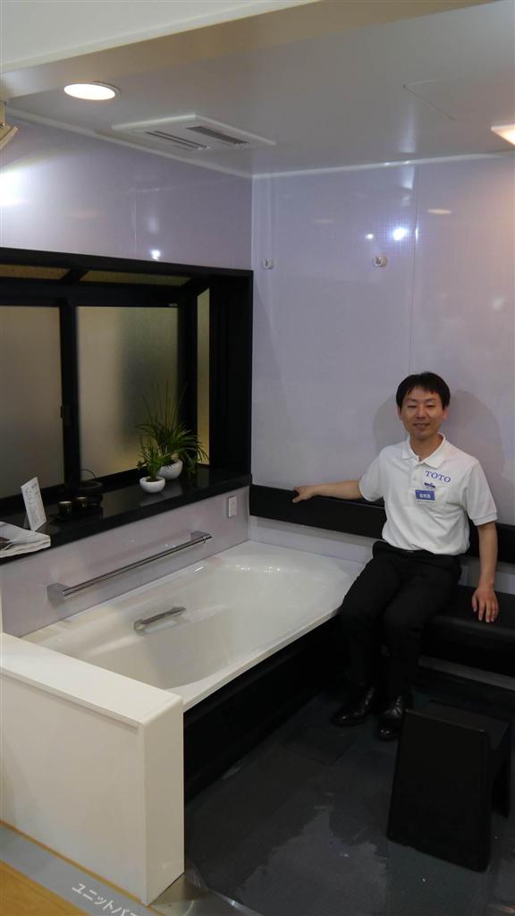 ５０～６０代のアクティブシニア層向けに開発したＴＯＴＯの浴室。浴槽横に広めのベンチを付けたほか、転倒を防ぐ滑りにくい床などを採用しながら、デザイン性も高めた＝大阪市住之江区（田村慶子撮影）