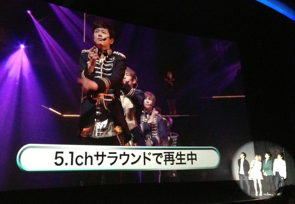 映画館での音楽ライブ配信サービス「スポット」に見入る参加者ら（右下）