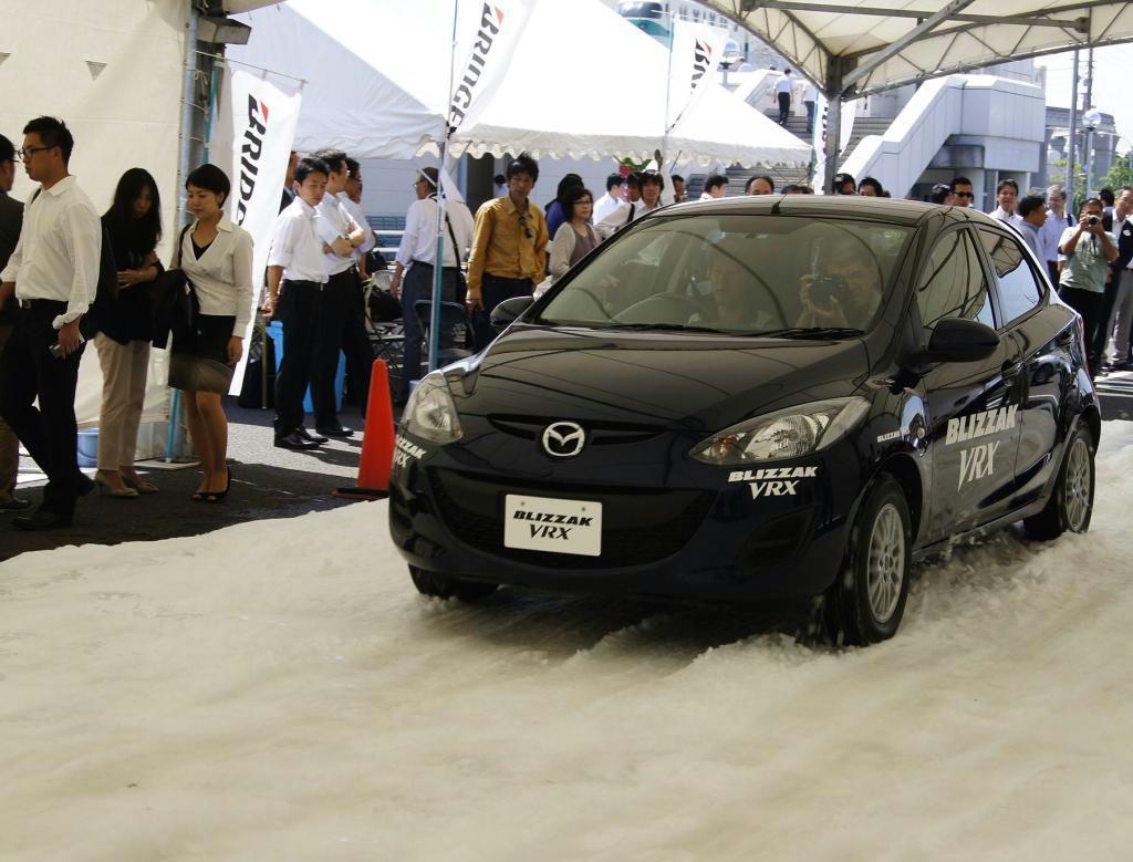 ブリヂストンは９月に発売するスタッドレスタイヤの性能を雪道走行でアピールした＝１８日、千葉県浦安市