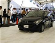 ブリヂストンは９月に発売するスタッドレスタイヤの性能を雪道走行でアピールした＝１８日、千葉県浦安市