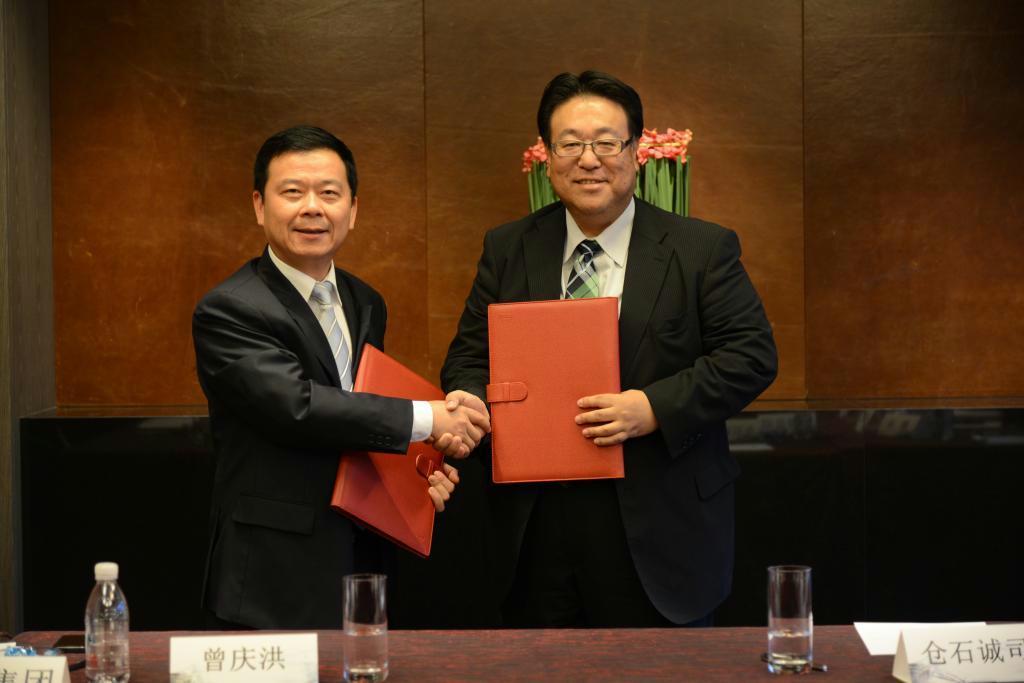 アキュラ事業の中国での共同展開で合意したホンダの倉石誠司中国本部長（右）と広州汽車の曾慶洪総経理