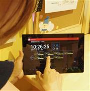 ソニーの勤怠管理サービスに児童が登園したことを入力する保育士＝１８日、東京都大田区