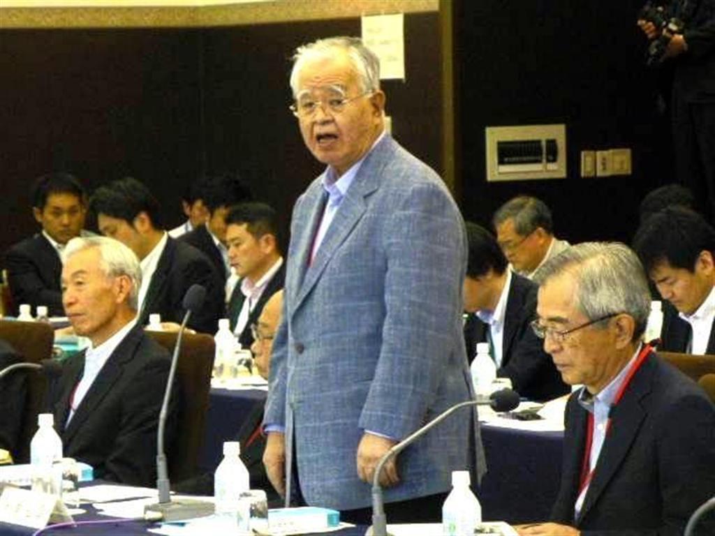 経団連の夏季フォーラムであいさつする米倉弘昌会長＝１８日、長野県軽井沢町