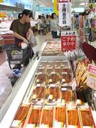 ダイエーの「土用の丑」関連コーナー。うなぎの売れ筋商品を昨年の２割引きで販売している＝千葉県浦安市