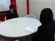 昨年２月に行われた逆面接の様子。総務人事部の松田部長（左）が学生の面接を受けた（ゆめみ提供）