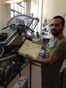 「ハーレーダビッドソンを前に説明するセッラウ